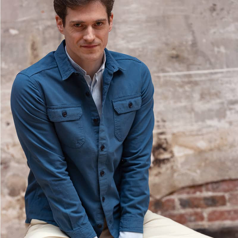 Porter-une-surchemise-bleu-orage